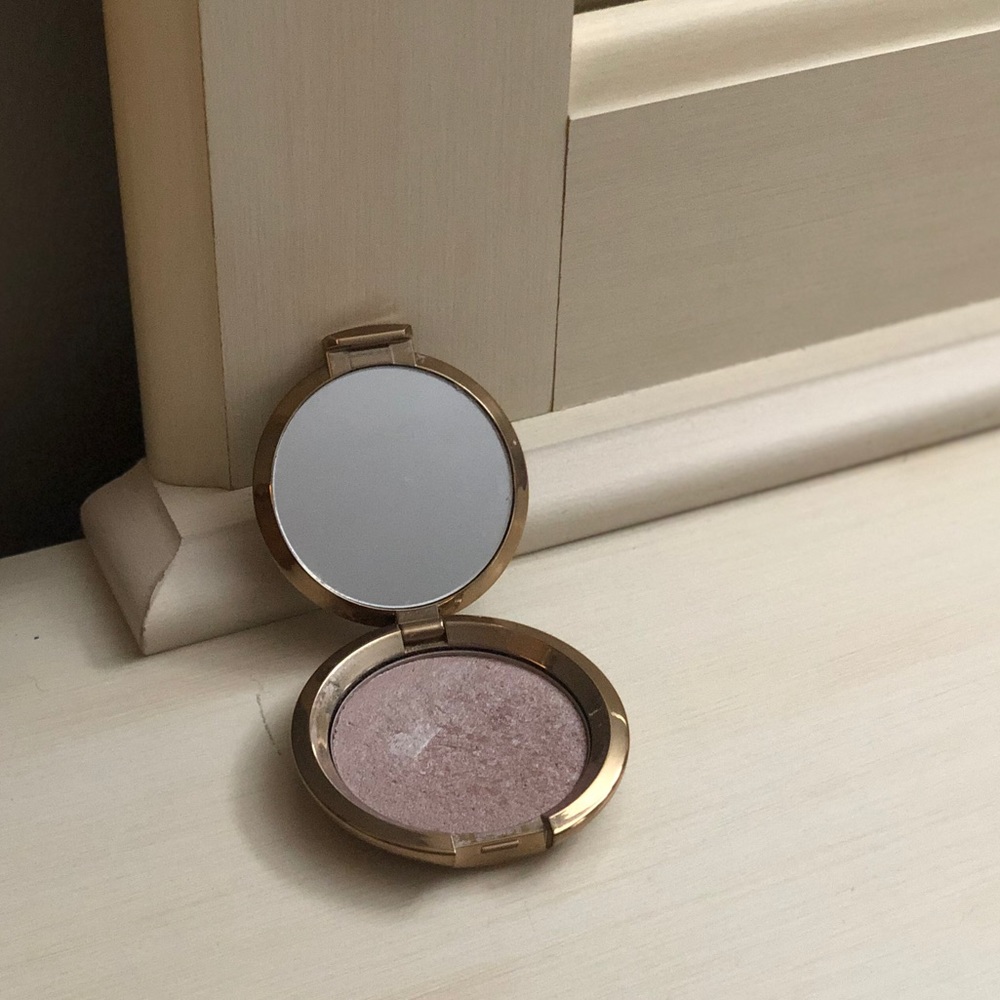 BECCA light chaser highlighter opal flashes jade